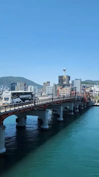 영도대교와 그 위를 지나는 차량들