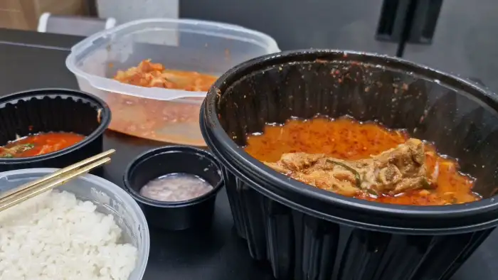 포장된 뼈해장국과 밥