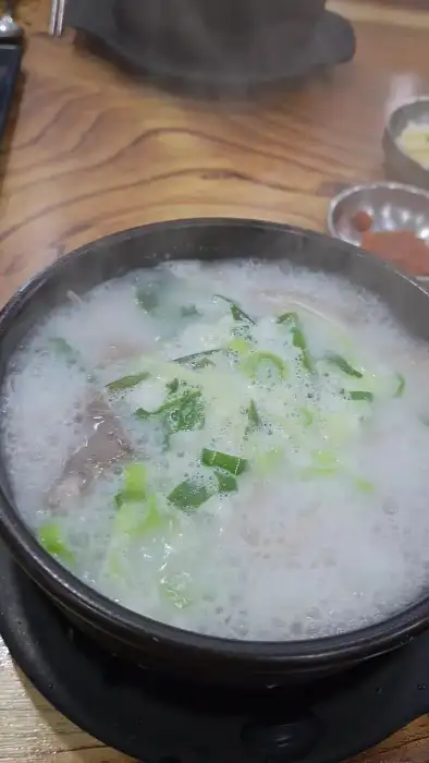 국물과 건더기가 듬뿍 담긴 순대국밥