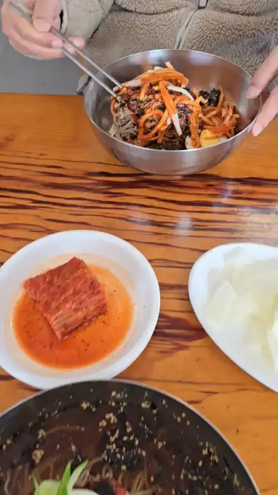 묵은지가 담긴 흰 접시