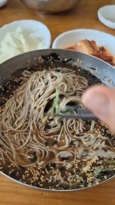 물막국수 한 그릇과 곁들임