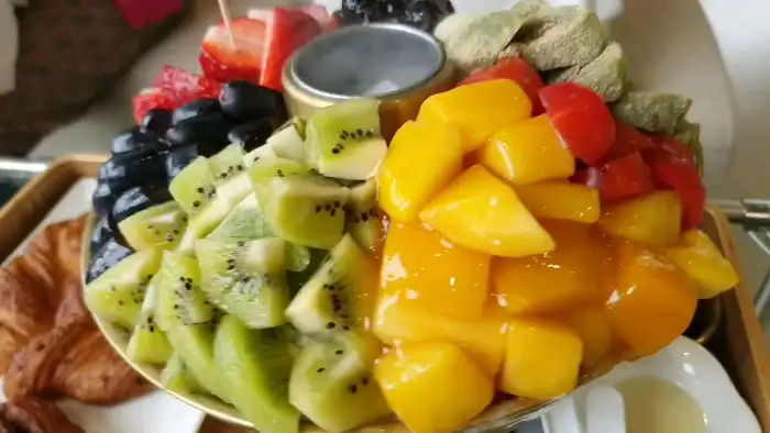 다양한 과일이 듬뿍 올라간 빙수