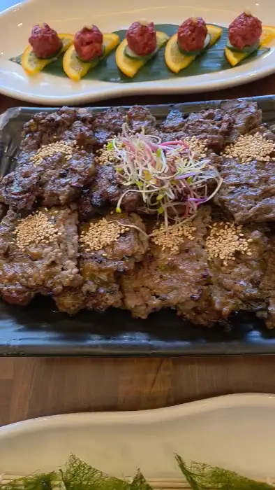 플레이팅 된 떡갈비 요리