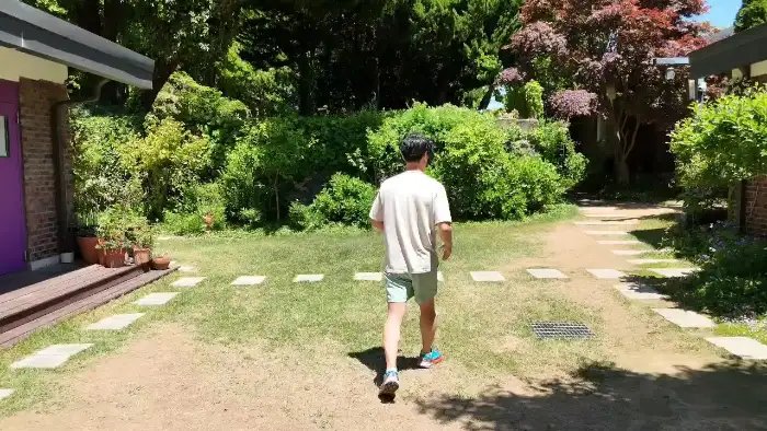 정원을 걷는 모습