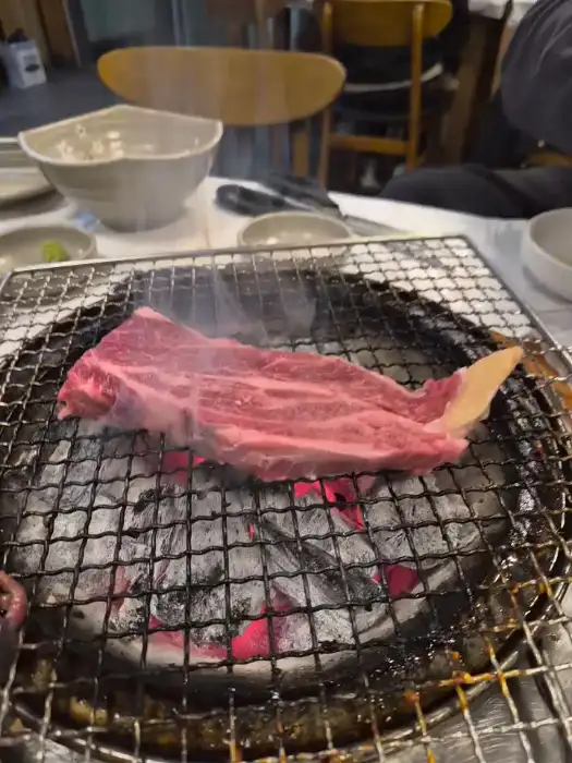 숯불 위에서 익어가는 한우 스테이크