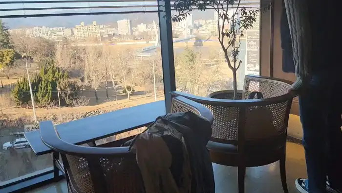 창가 좌석에서 바라본 풍경