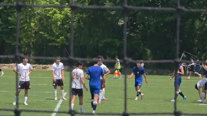 축구 경기를 관람하는 사람들
