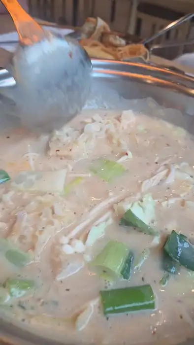 치즈를 듬뿍 올린 떡볶이가 맛있게 끓고 있습니다.