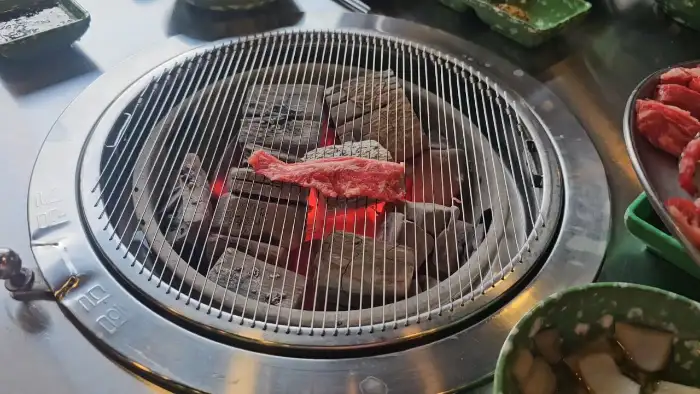 숯불 위에서 익어가는 갈비살