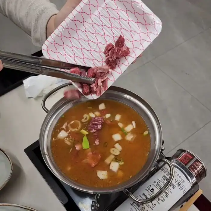 숯불 위에서 구워지고 있는 다양한 부위의 고기