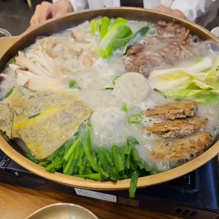 푸짐한 건더기가 가득한 소고기국밥
