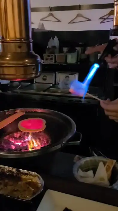 마시멜로우를 토치로 굽는 모습