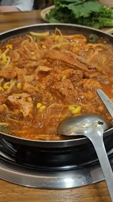국물과 함께 갈비를 떠먹는 모습