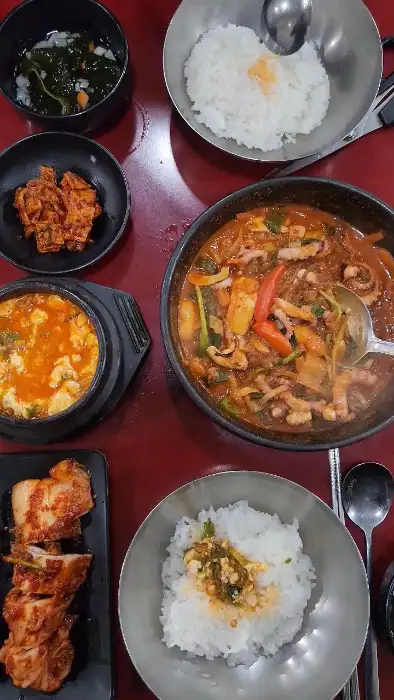 순두부찌개와 낙지볶음, 반찬