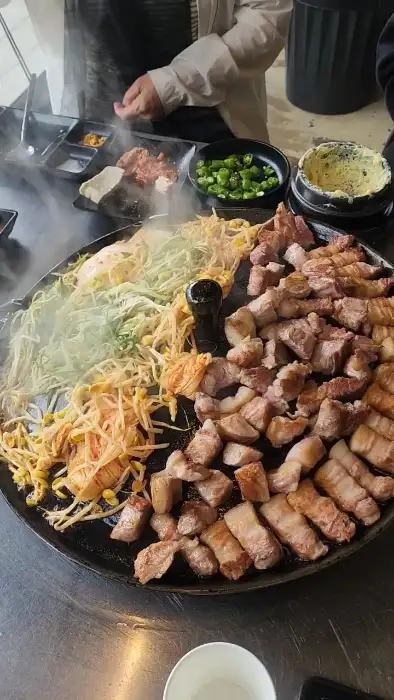 솥뚜껑 위에서 익어가는 삼겹살