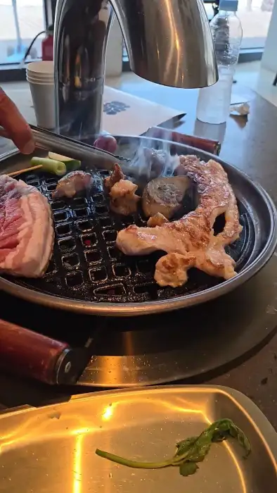 숯불 위에서 구워지는 흑돼지