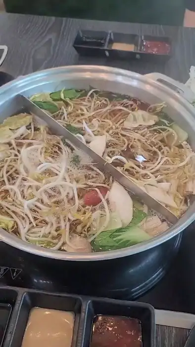 끓고 있는 샤브샤브 육수