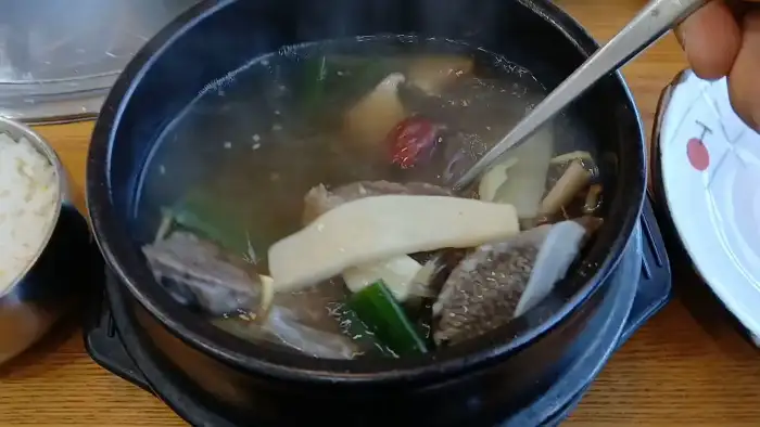국화꽃으로 장식된 건물 외관