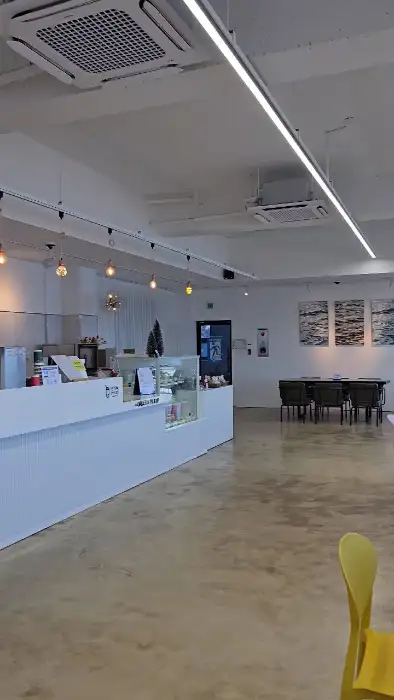 카페 내부의 모습, 중앙의 샹들리에 조명과 테이블