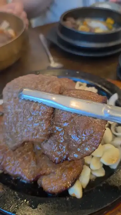 집게로 집어 올린 따끈한 석구이
