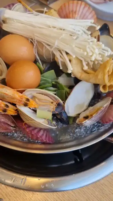 조개전골에 함께 제공된 계란과 어묵, 새우