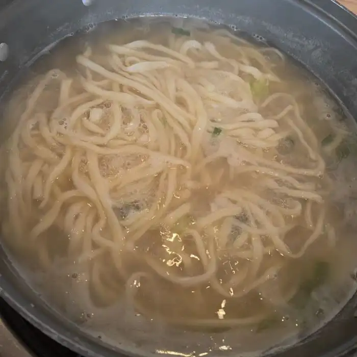끓고 있는 칼국수 면발