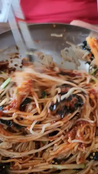 비빔 막국수 비비는 모습