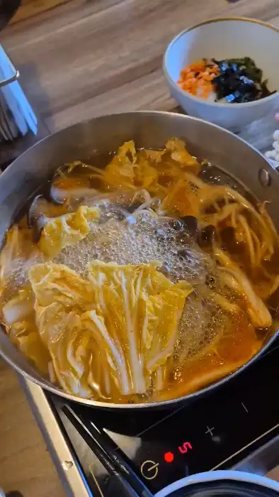 보글보글 끓고 있는 샤브샤브