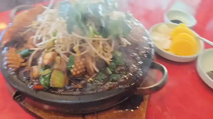 돌판에 담겨 나오는 따뜻한 짜장