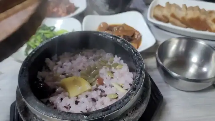 돌솥밥 위에 올려진 버터와 콩