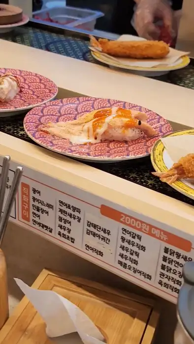 소스가 올라간 초밥