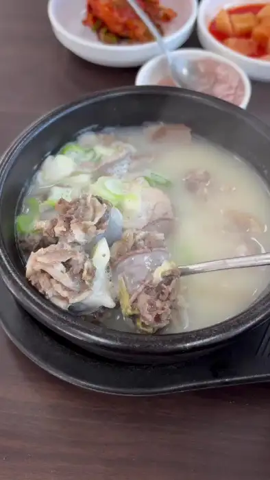국물과 건더기가 풍성한 국밥