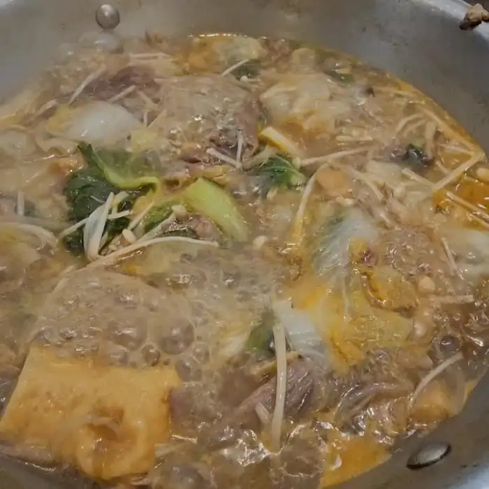 여러 가지 재료가 푸짐하게 담겨 끓고 있는 샤브샤브
