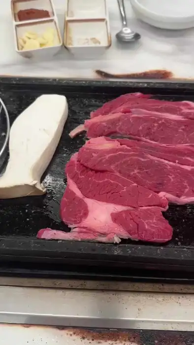 준비된 생고기 및 버섯