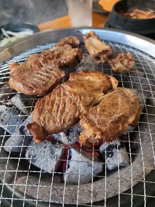 숯불 위 소고기 갈비
