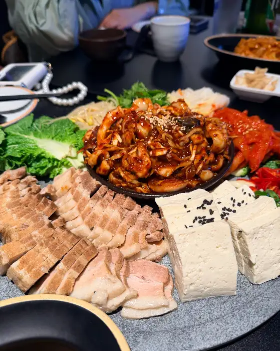 보쌈, 쭈꾸미, 두부김치 등 푸짐하게 차려진 메인 안주