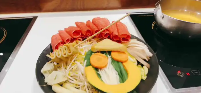 신선한 야채와 고기가 가지런히 담긴 샤브샤브 세트