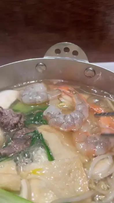 샤브샤브 국물 속 새우와 야채