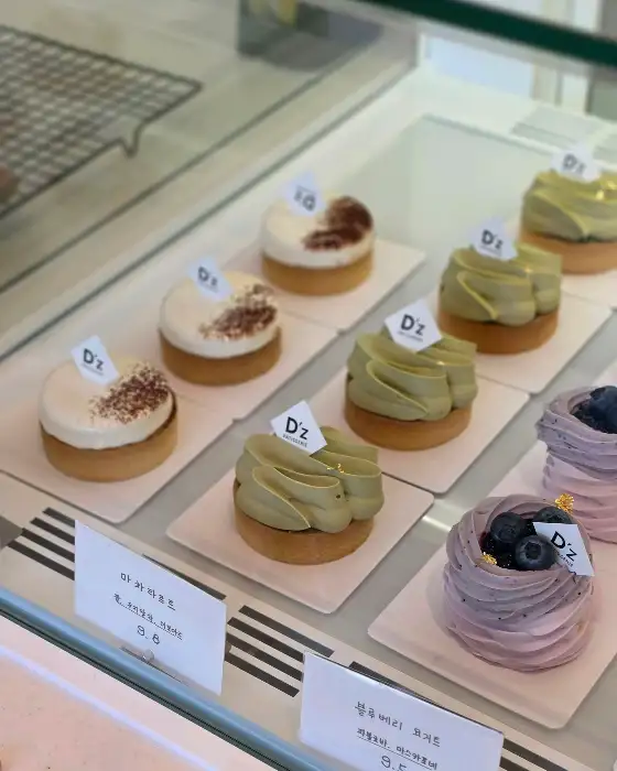 다양한 맛의 타르트와 디저트들