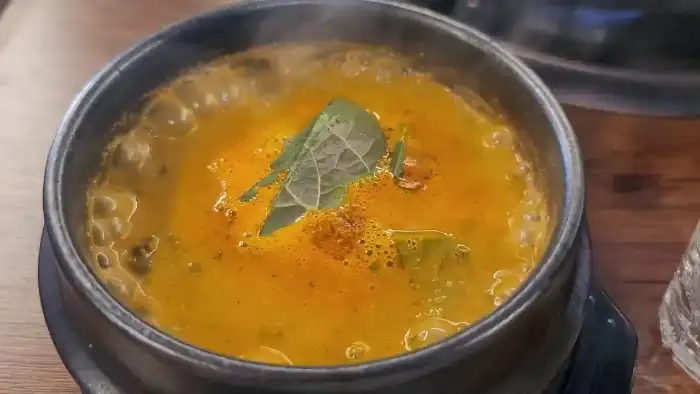 보글보글 끓고 있는 따뜻한 장어탕