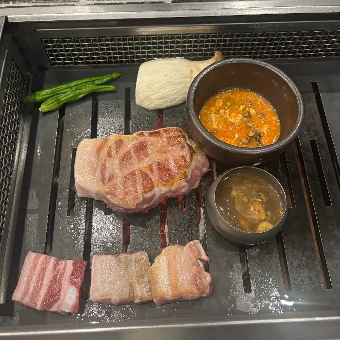 궤네깃도 중문흑돼지 목살 굽는 모습