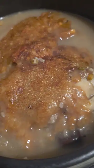 삼계탕 국물 속 닭고기 살과 녹두의 모습