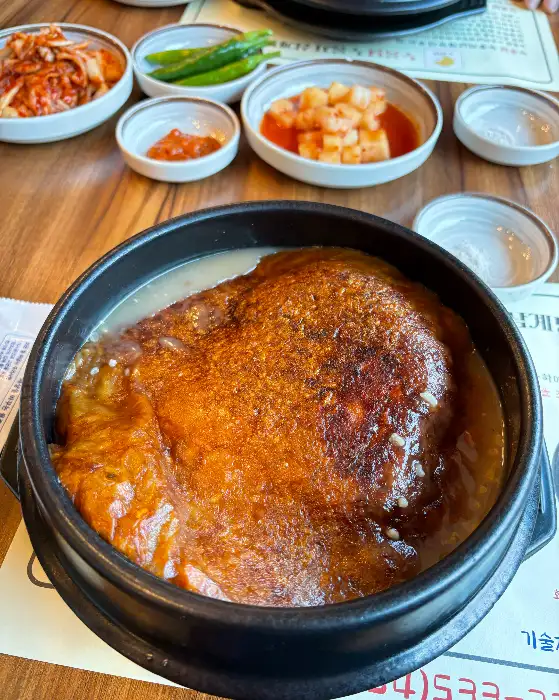 테이블에 놓인 누룽지 삼계탕과 밑반찬들