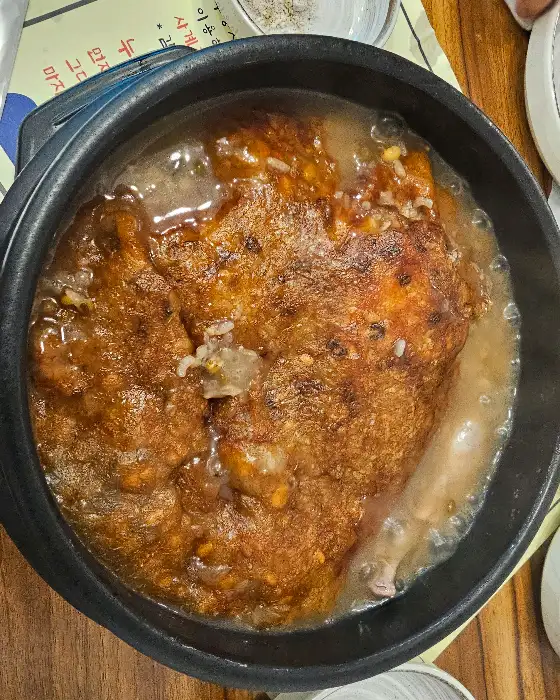 누룽지 삼계탕 뚝배기의 윗부분 클로즈업