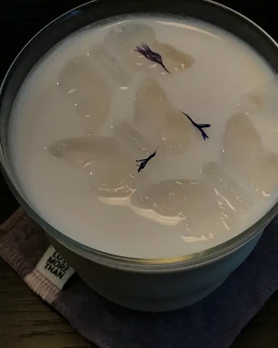 나비 모양 얼음이 띄워진 로즈 밀크티