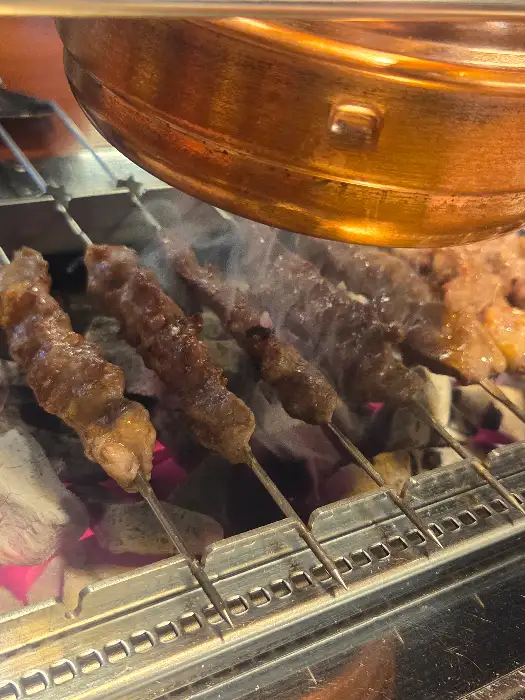 숯불 위에서 구워지는 양꼬치