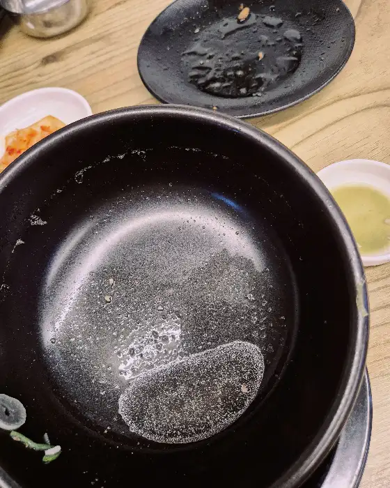 깔끔하게 비워진 갈비탕 그릇