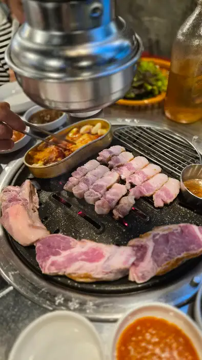 다양한 곁들임 찬과 함께 나온 삼겹살