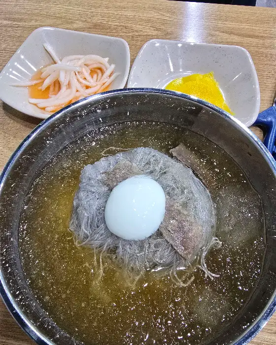 가위로 냉면 자르는 모습