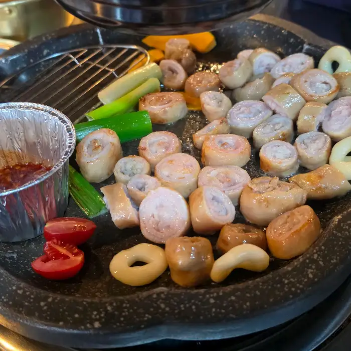 막창이 구워지는 불판 모습